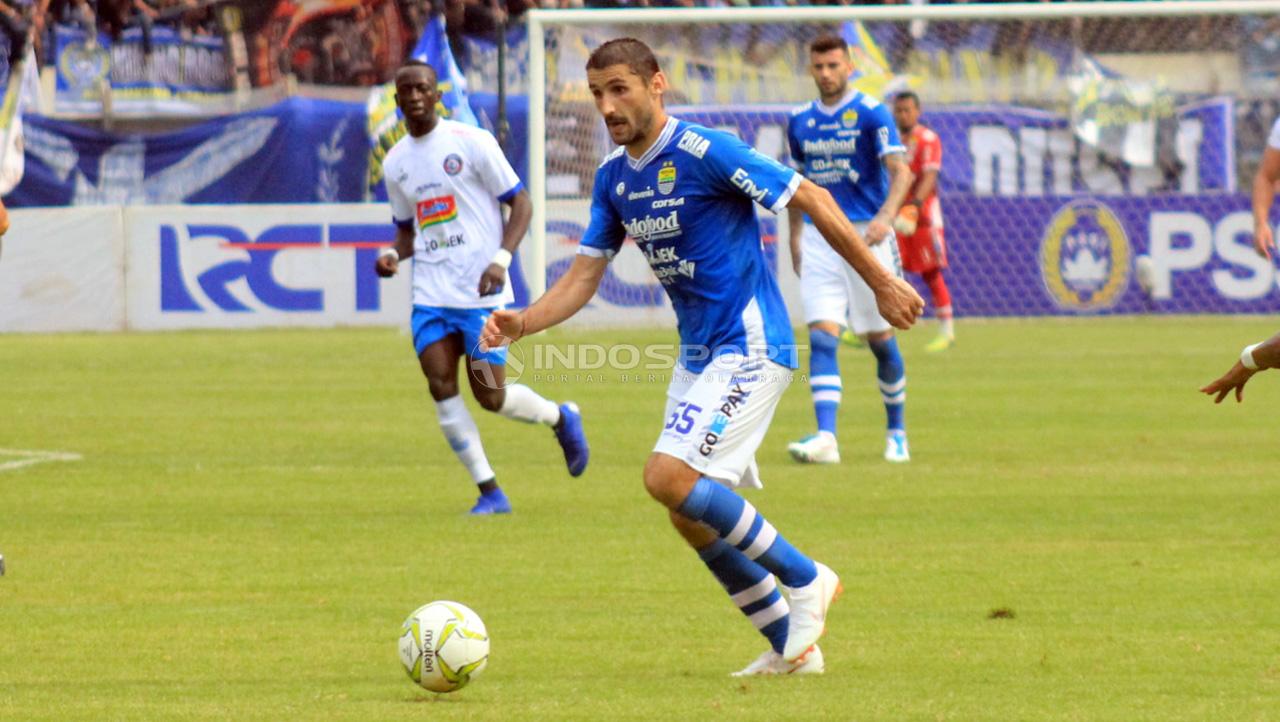 Pemain asing Persib, Srdan Lopicic saat menghadapi Arema FC. Copyright: Arif Rahman/Indosport.com