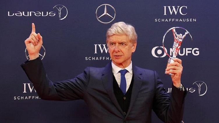 Arsene Wenger berada di satu lapangan yang sama dengan Zinedine Zidane dalam sebuah pertandingan rugby.