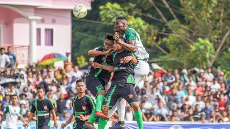 Amido Balde berduel dengan pemain Persidago Copyright: persebaya.id