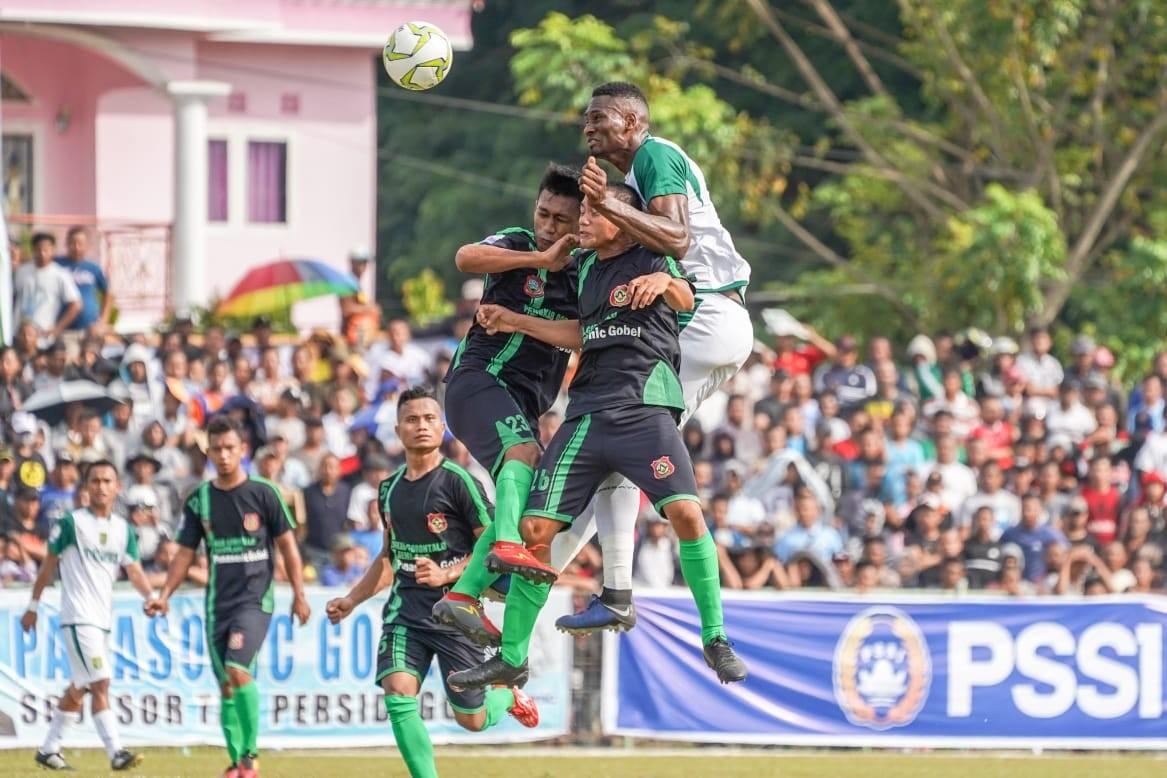 Babak Pertama Persebaya masih kesulitan menciptakan gol. Amido Balde pun belum mampu mencetak gol, Selasa (19/2/19).