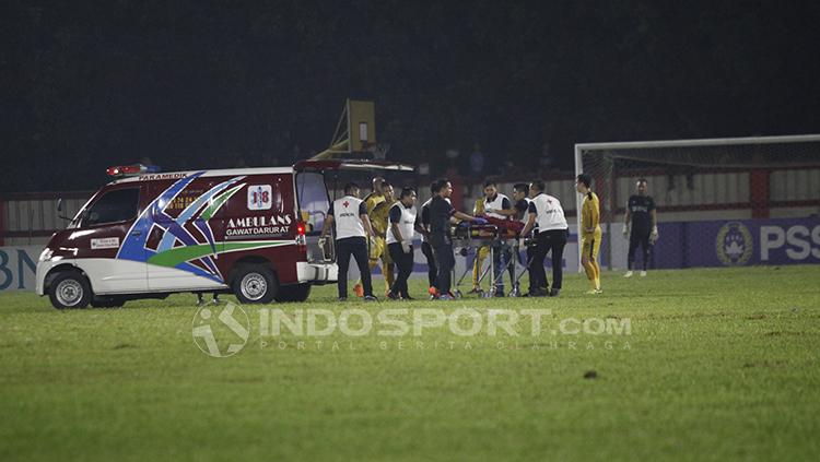 Jajang Mulyana sempat dilarikan ke rumah sakit usai laga Bhayangkara FC vs PSIS Semarang. - INDOSPORT