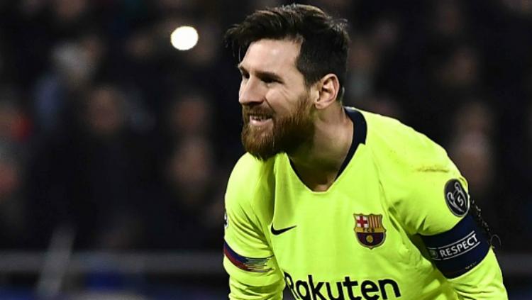 Lionel Messi meratapi peluang yang terbuang sia-sia dalam pertandingan Lyon vs Barcelona, Rabu (20/02/19).