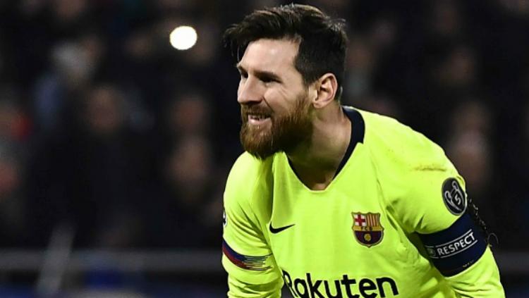 Lionel Messi meratapi peluang yang terbuang sia-sia dalam pertandingan Lyon vs Barcelona, Rabu (20/02/19). Copyright: INDOSPORT