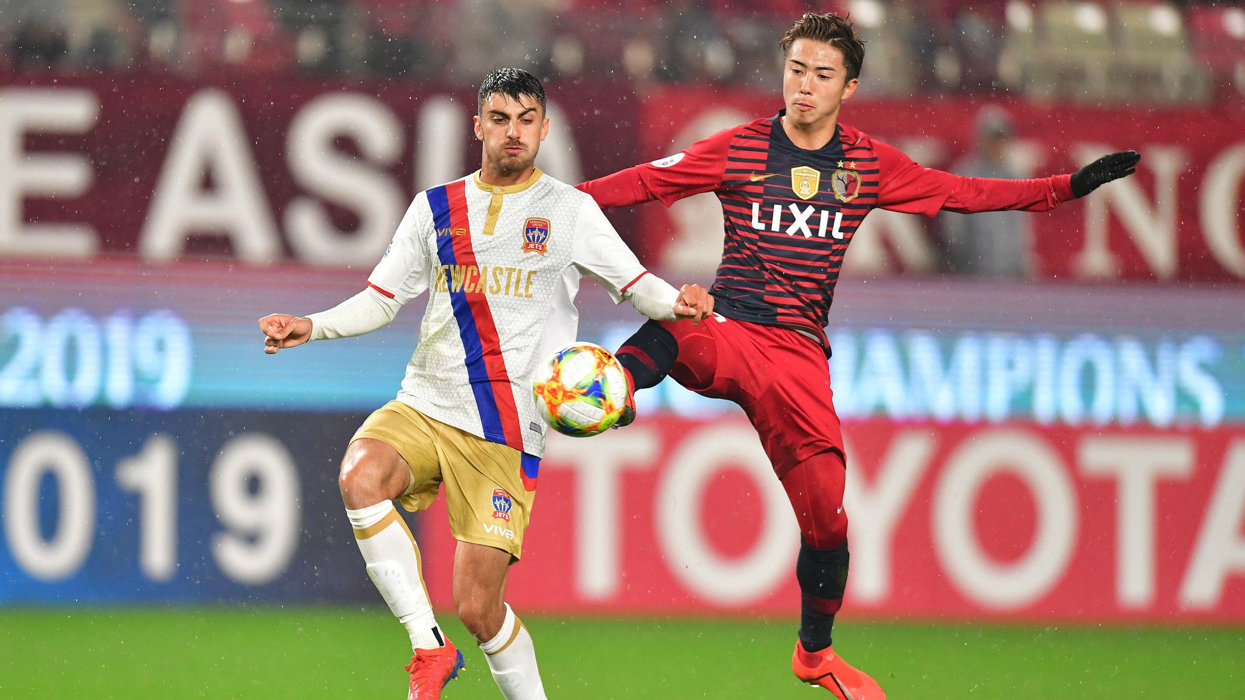 Pemain Newcastle Jets berebut bola dnegan penggawa Kashima Antlers di laga kualifikasi Liga Champions Asia, Selasa (19/02/19).