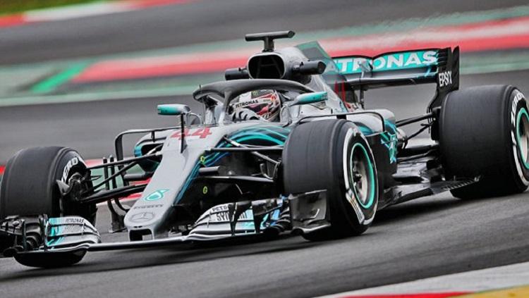 Lewis Hamilton menjajal W10 di sesi tes pramusim Barcelona Formula 1 2019 - INDOSPORT