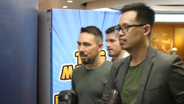 Damian Lizio dan agennya keluar dari kantor Persebaya Surabaya pada Rabu (20/2/19).