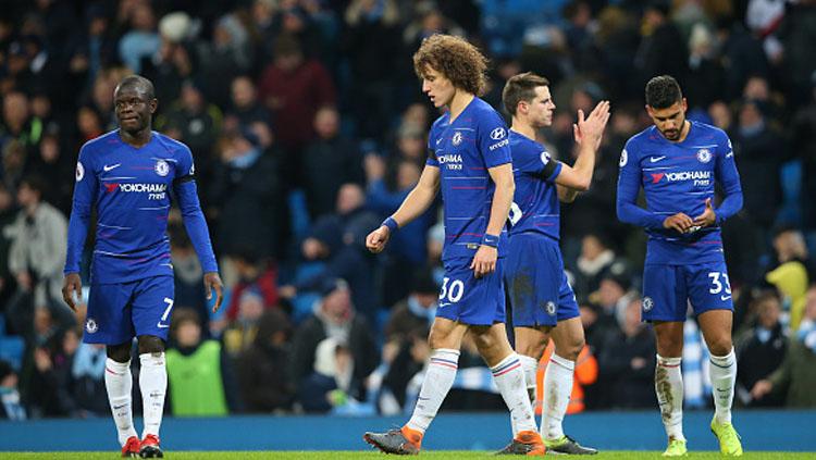 Para pemain Chelsea tertunduk sedih saat timnya mendapatkan kekalahan. Copyright: INDOSPORT