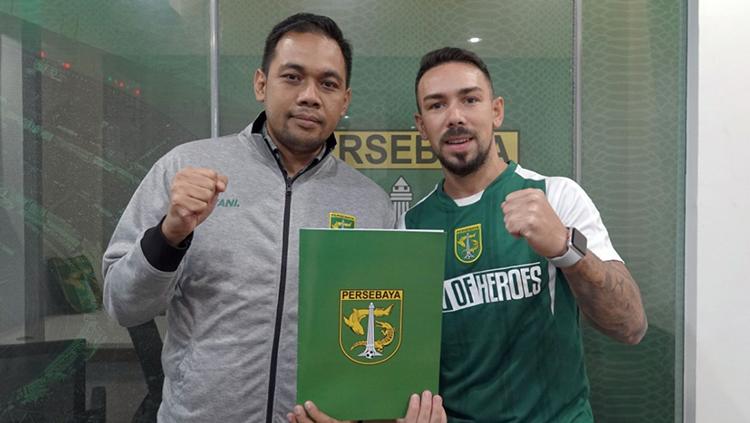 Manajer Persebaya Candra Wahyudi bersama Damian Lizio, gelandang serang asal Bolivia, setelah penandatanganan kontrak di kantor marketing Persebaya sore tadi (20/2/19).