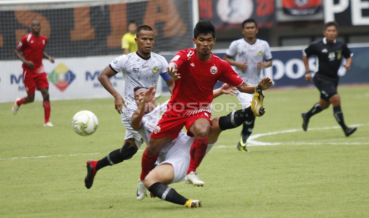 Pemain PS Tira harus bersusah payah menjegal pergerakan striker Persija, Heri Susanto (tengah).