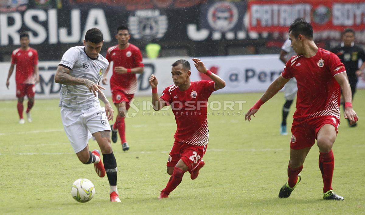 Aksi pemain PS Tira, Ciro Henrique Alves dibayangi oleh Riko Simanjuntak. Copyright: Herry Ibrahim/INDOSPORT