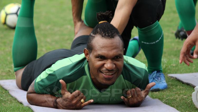 Nelson Alom akhirnya resmi kembali berseragam klub Persipura Jayapura usai meneken kontraknya, Jumat (19/03/21).