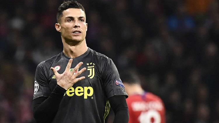 Cristiano Ronaldo memamerkan prestasinya sudah menjuarai Liga Champions lima kali. Copyright: Getty Images