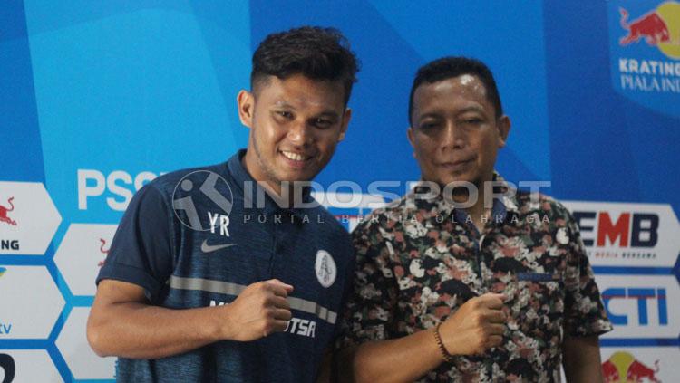 Pelatih Persidago Romy Malamua dan Yuaib Rauf berfoto bersama usai konfrensi pers. Jumat (22/2/19). Copyright: Fitra Herdian/INDOSPORT