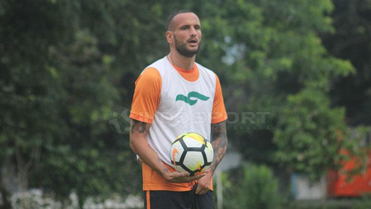 Eks PSS Sleman, Alfonso de la Cruz menyatakan kembali setelah memutuskan pensiun tahun lalu. Dia akan membela CP Villarrobledo di kasta kelima Liga Spanyol. - INDOSPORT
