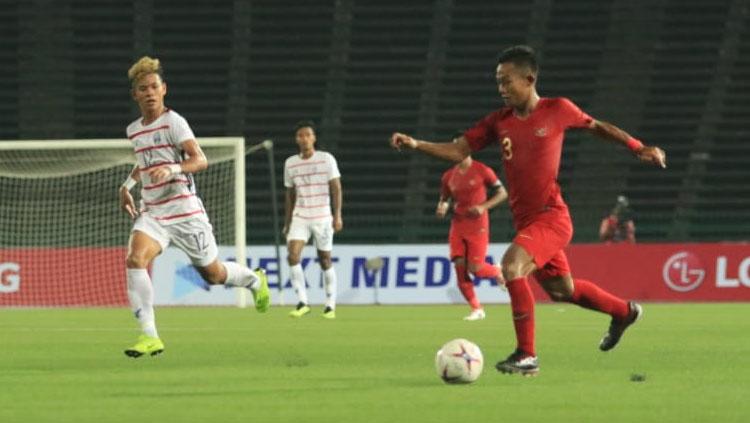 Sani Rizki Fauzi tengah membawa bola ke arah gawang Kamboja Copyright: PSSI
