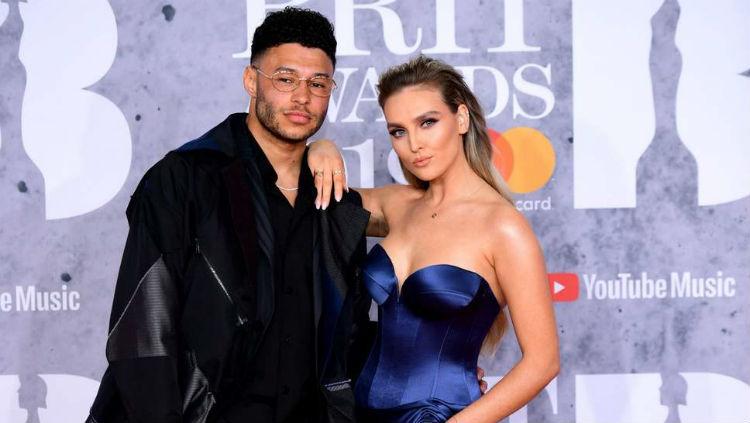 Alex Oxlade-Chamberlain bersama sang kekasih, Perrie Edwards.