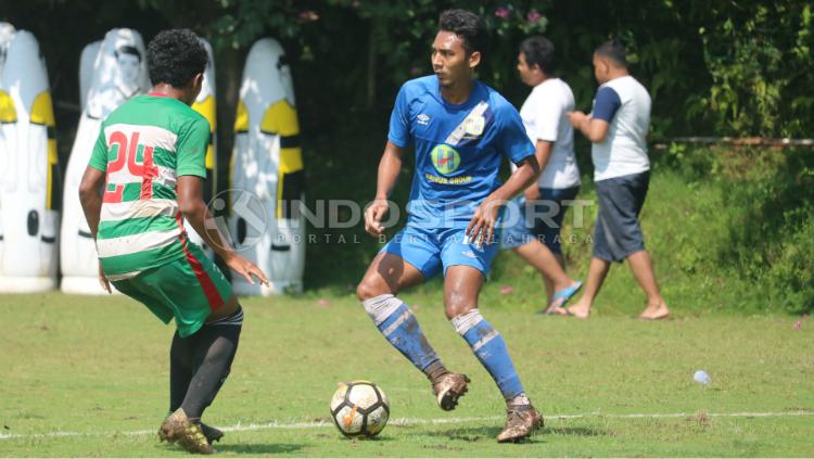Pemain Barito Putera, Nazar Nurzaidin saat berusaha melewati adangan pemain Asifa.