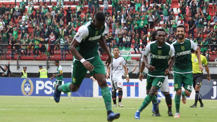 Amido Balde melakukan selebrasi dan disusul oleh rekan satu tmnya Copyright: Fitra Herdian/INDOSPORT