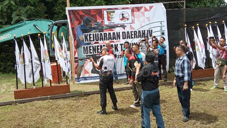 Ketua Perbakin Papua, Jhony Banua Rouw bersama Kapolda Papua, Irjen Pol Martuani Sormin saat membuka ajang Kejurda dengan melakukan demonstrasi menembak - INDOSPORT