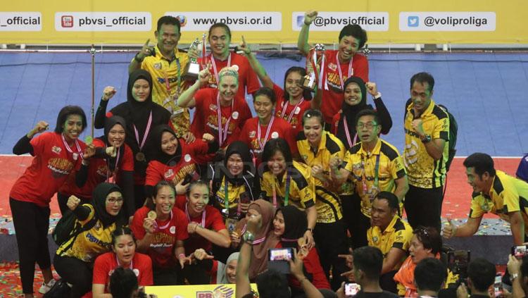 Tim putri Jakarta PGN Popsivo Polwan merengkuh gelar juara Proliga 2019. - INDOSPORT