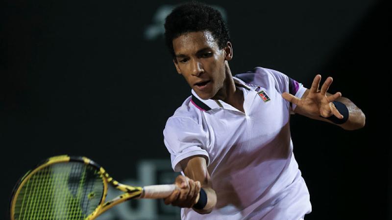 Petenis muda berusia 22 tahun, Felix Auger-Aliassime, menyelesaikan tugasnya di sektor ganda untuk membawa Kanada melaju ke final Davis Cup melawan Australia. - INDOSPORT