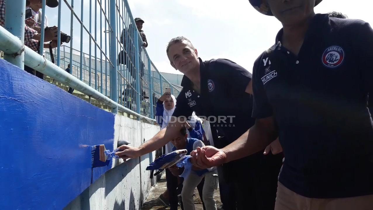 Milomir Seslija saat ikut mengecat Stadion Kanjuruhan. Copyright: Ian Setiawan/Indosport.com