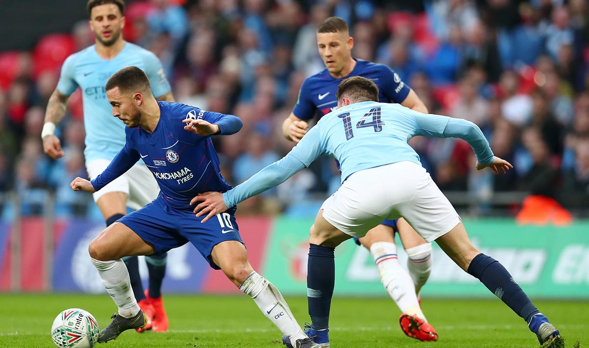 Eden Hazard berhasil melewati Aymeric Laporte dalam laga final Piala Liga Inggris.