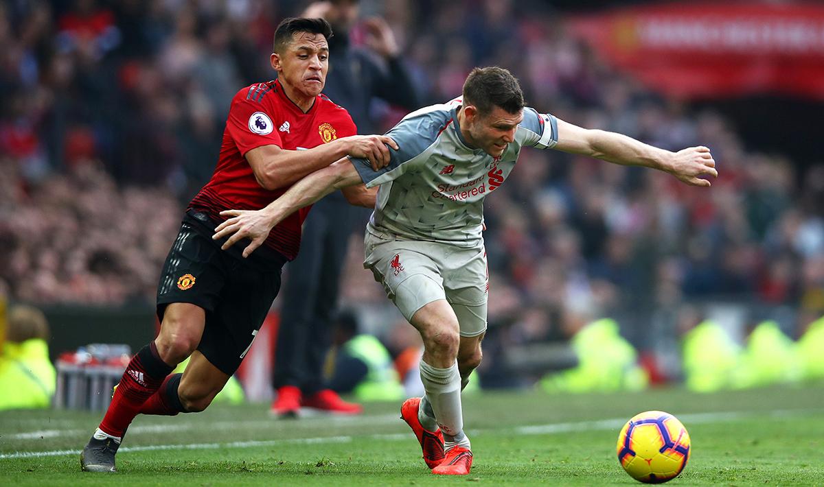 Pergerakkan dari gelandang serang Manchester United, Alexis Sanchez (kiri) dihadang oleh pemain Liverpool, James Milner.