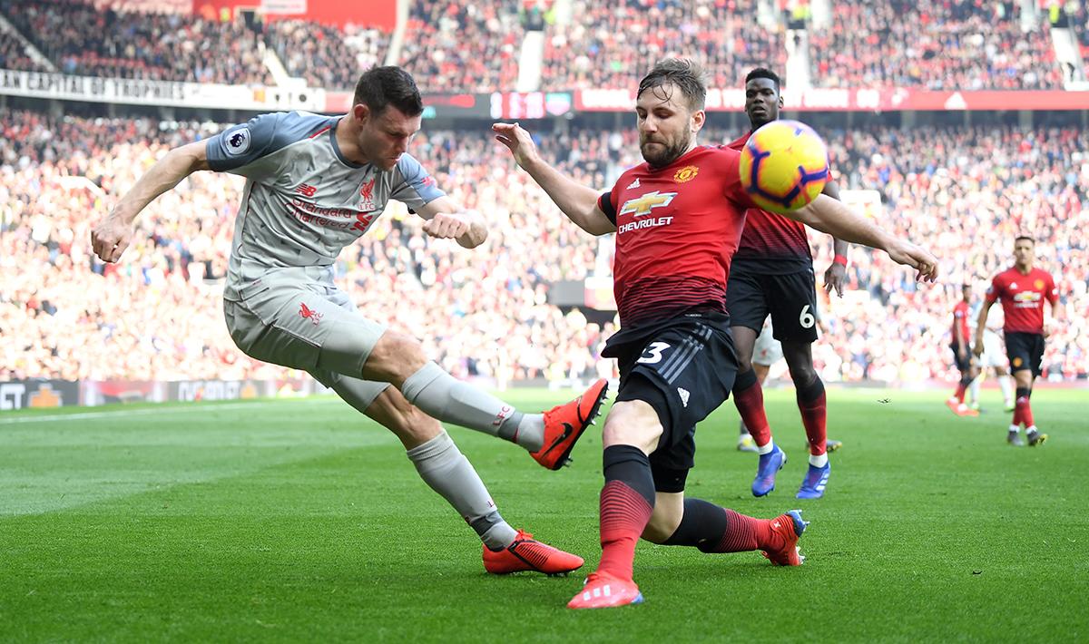 Bek kiri Man United, Luke Shaw (kanan) berhasil gagalkan tendangan James Milner.