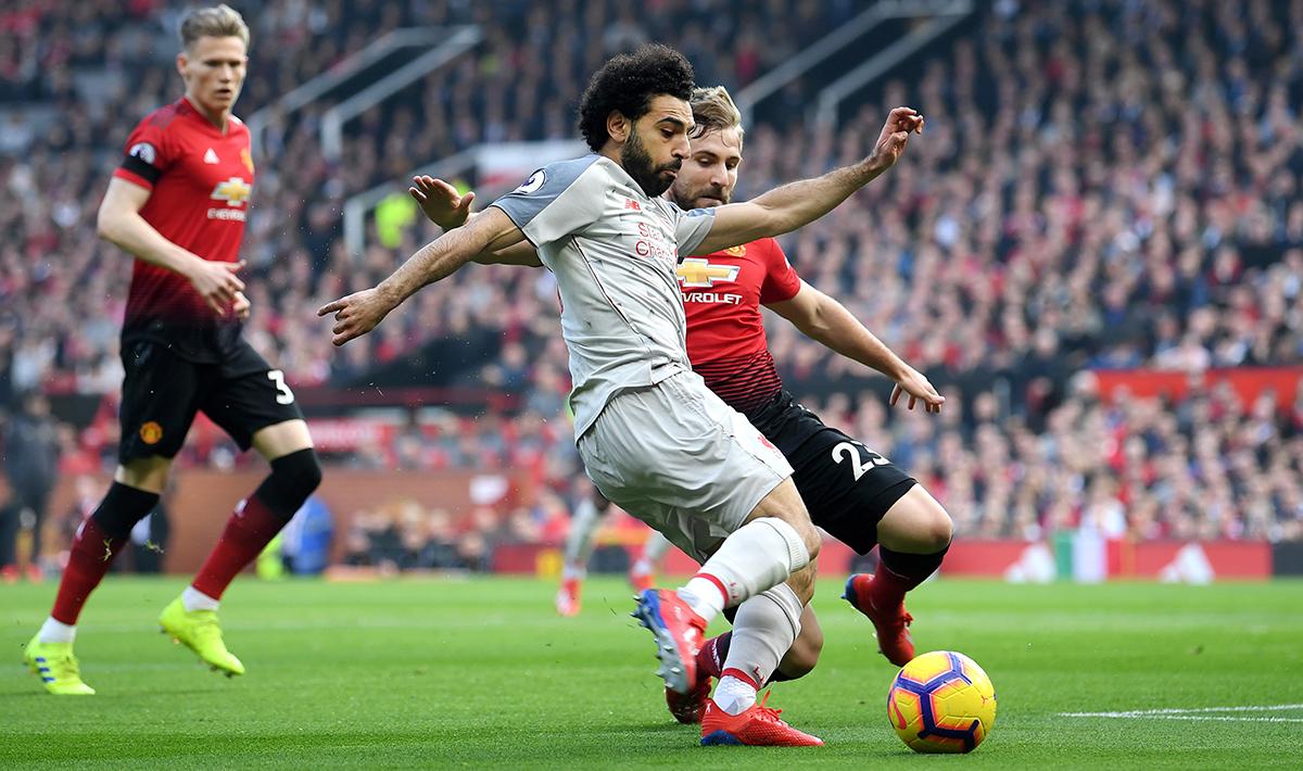 Luke Shaw kawal pegerakkan dari striker Liverpool, Mohamad Salah dengan ketat.