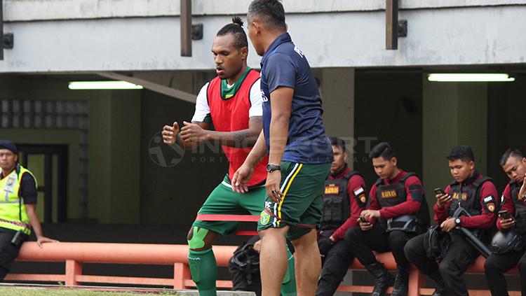 Nelson Alom pemanasan di dampingi pelatih fisik Rudy Eka Priayambada pada Sabtu (23/2/19). Copyright: Fitra Herdian/INDOSPORT