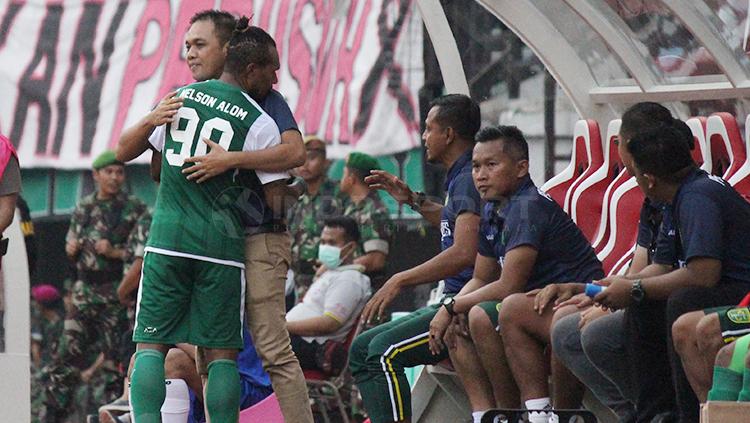 Nelson Alom mendapatkan dukungan semangat dari manajer Persebaya, pada Sabtu (23/2/19). - INDOSPORT