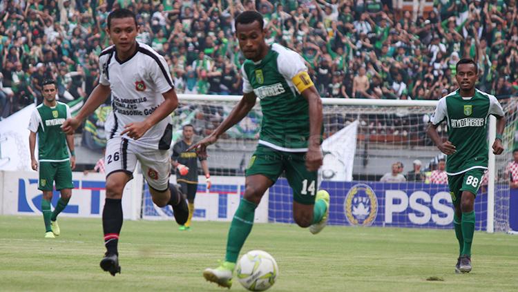 Ruben Sanadi berusaha lolos dari kawalan pemain Persidago Gorontalo. Sabtu (23/2/19). Copyright: Fitra Herdian/INDOSPORT