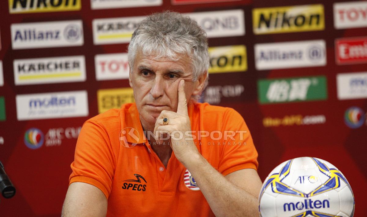 Pelatih Persija Ivan Kolev saat acara jumpa pers jelang laga Piala AFC grup G antara Persija vs Becamex Binh Duong di Hotel Sultan, Jakarta, Senin (25/02/18).