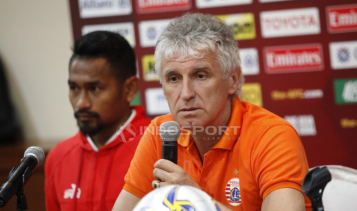 Pelatih Persija Ivan Kolev saat menjawab pertanyaan wartawan pada acara jumpa pers jelang laga Piala AFC grup G antara Persija vs Becamex Binh Duong di Hotel Sultan, Jakarta, Senin (25/02/18). Copyright: Herry Ibrahim/INDOSPORT