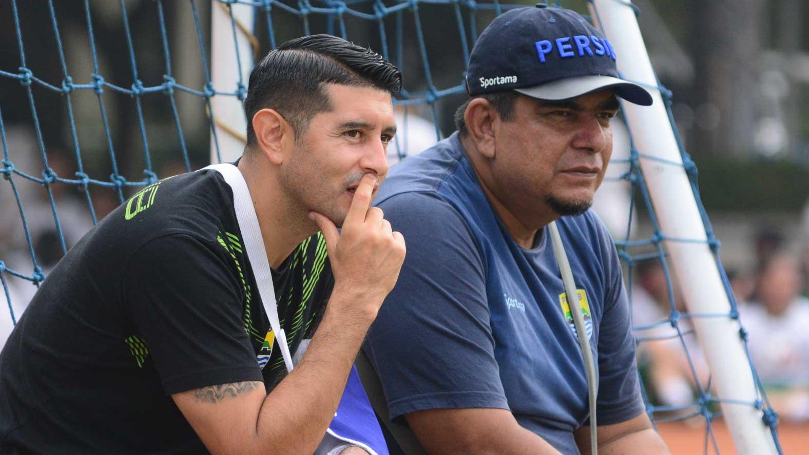 Esteban Vizcarra didampingi dokter tim PERSIB Dr Rafi Ghani.