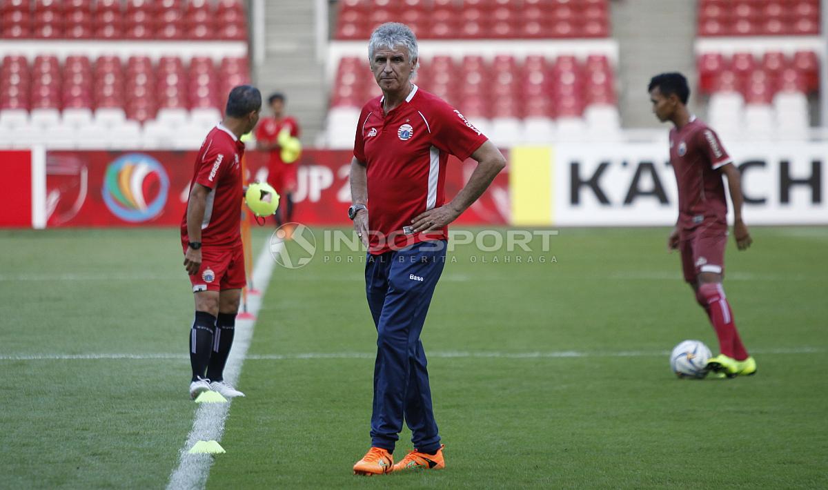 Pelatih Persija, Ivan Kolev saat pimpin latihan Persija Jakarta dan Bcamex. Copyright: Herry Ibrahim/Indosport.com