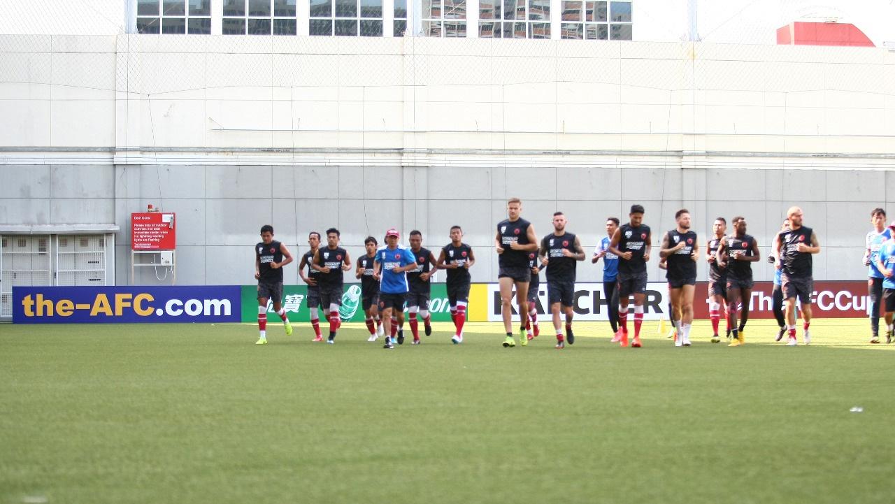 Tim PSM Makassar melakukan uji coba lapangan di Stadion Jalan Besar, Singapura.