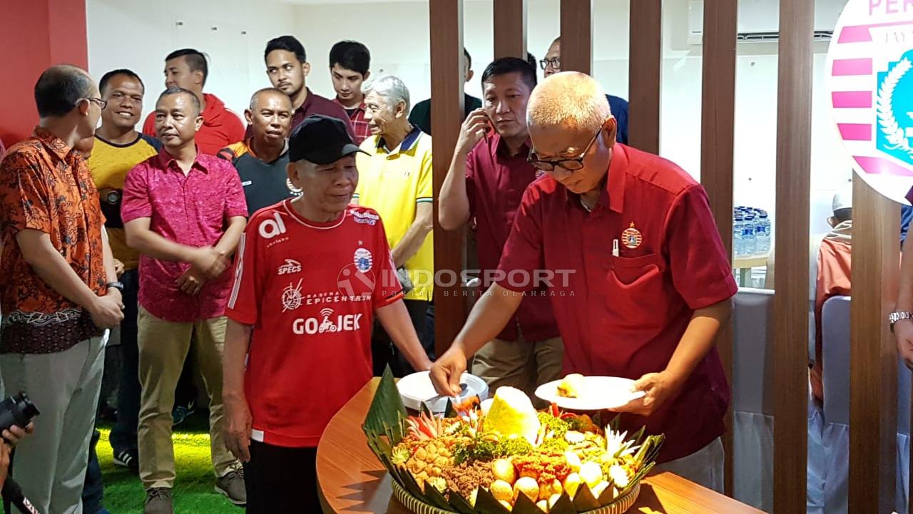 Peresmian kantor baru Persija Jakarta oleh manajemen diwakili Ferry Paulus (presiden klub) dan Kokoh Alfiat (direktur umum). Copyright: Petrus Manus DaYerimon/Indosport.com