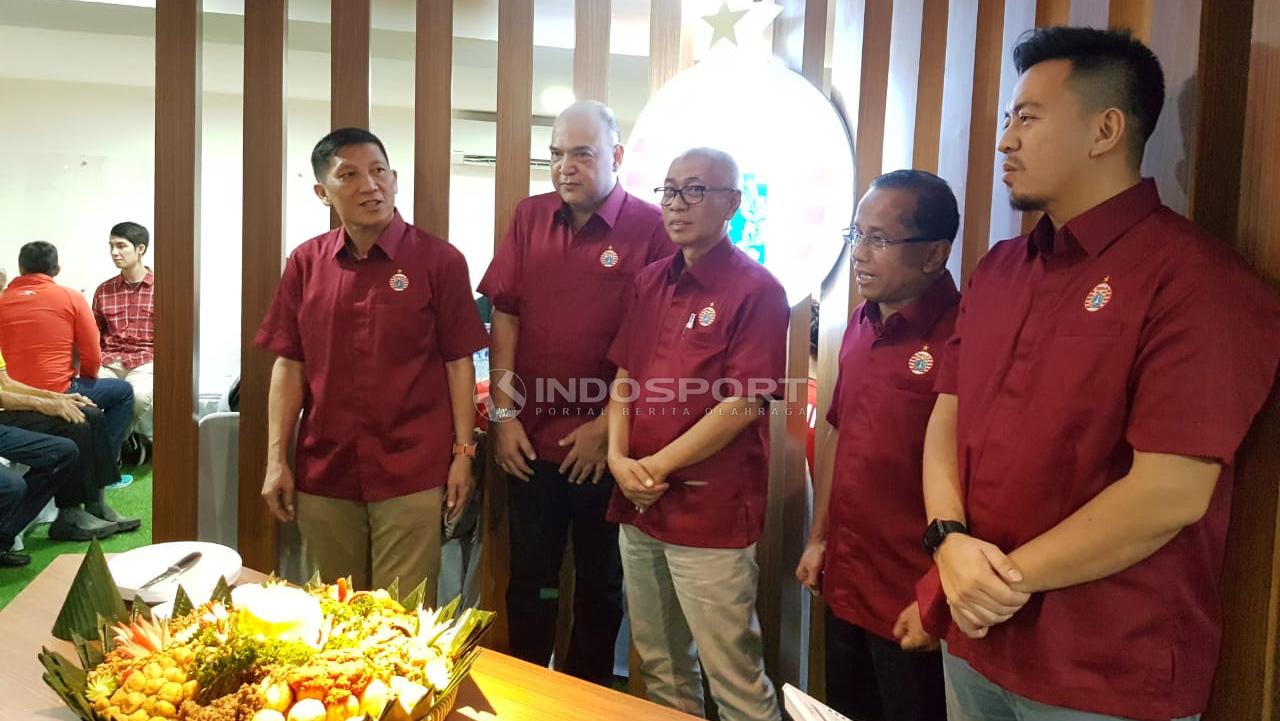 Peresmian kantor baru Persija Jakarta oleh manajemen diwakili Ferry Paulus (presiden klub) dan Kokoh Alfiat (direktur umum).