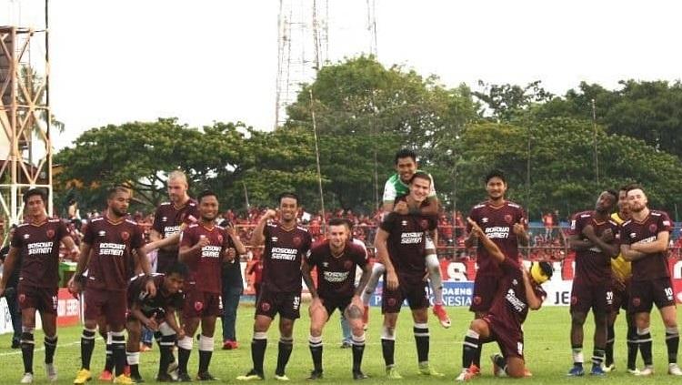 Segenap pemain PSM Makassar berpose di Stadion Mattoangin. - INDOSPORT