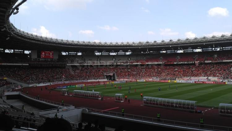 Situasi Jakmania penuhi Stadion Gelora Bung Karno laga AFC Copyright: Petrus Manus Da Yerimon/INDOSPORT