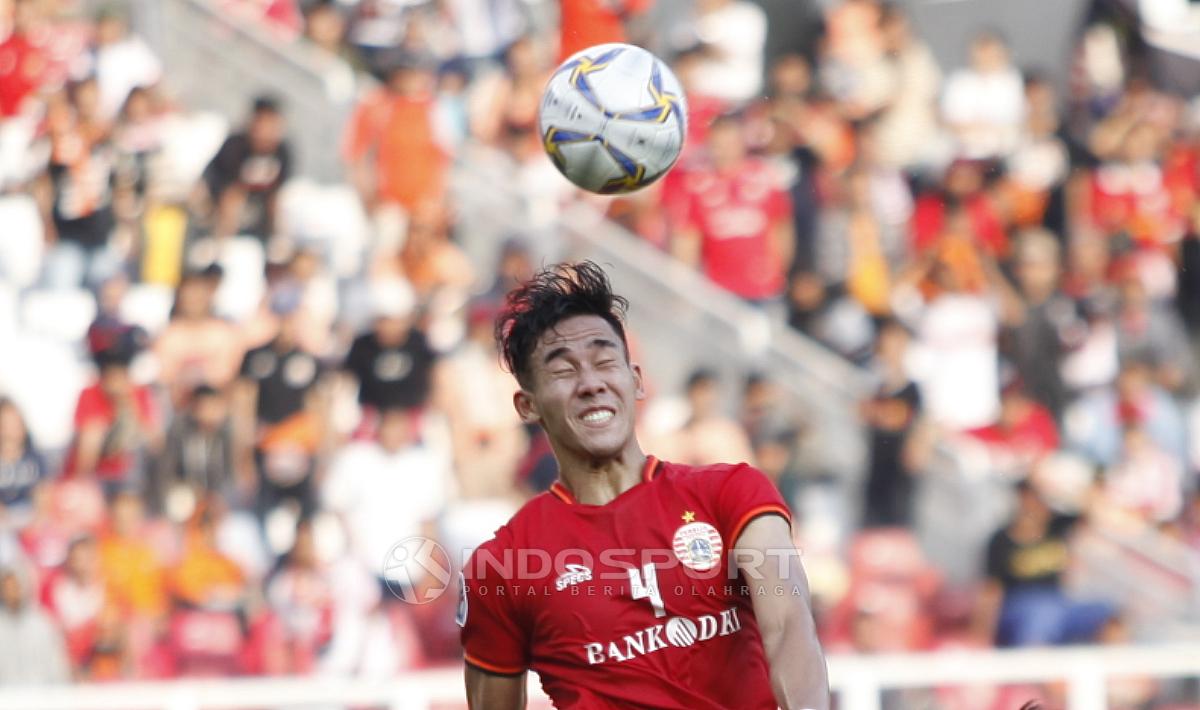Aksi Ryuji Utomo melakukan heading ke arah gawang Becamex Binh Duong pada laga perdana Piala AFC 2019 Grup G di Stadion GBK, Selasa (26/02/18).