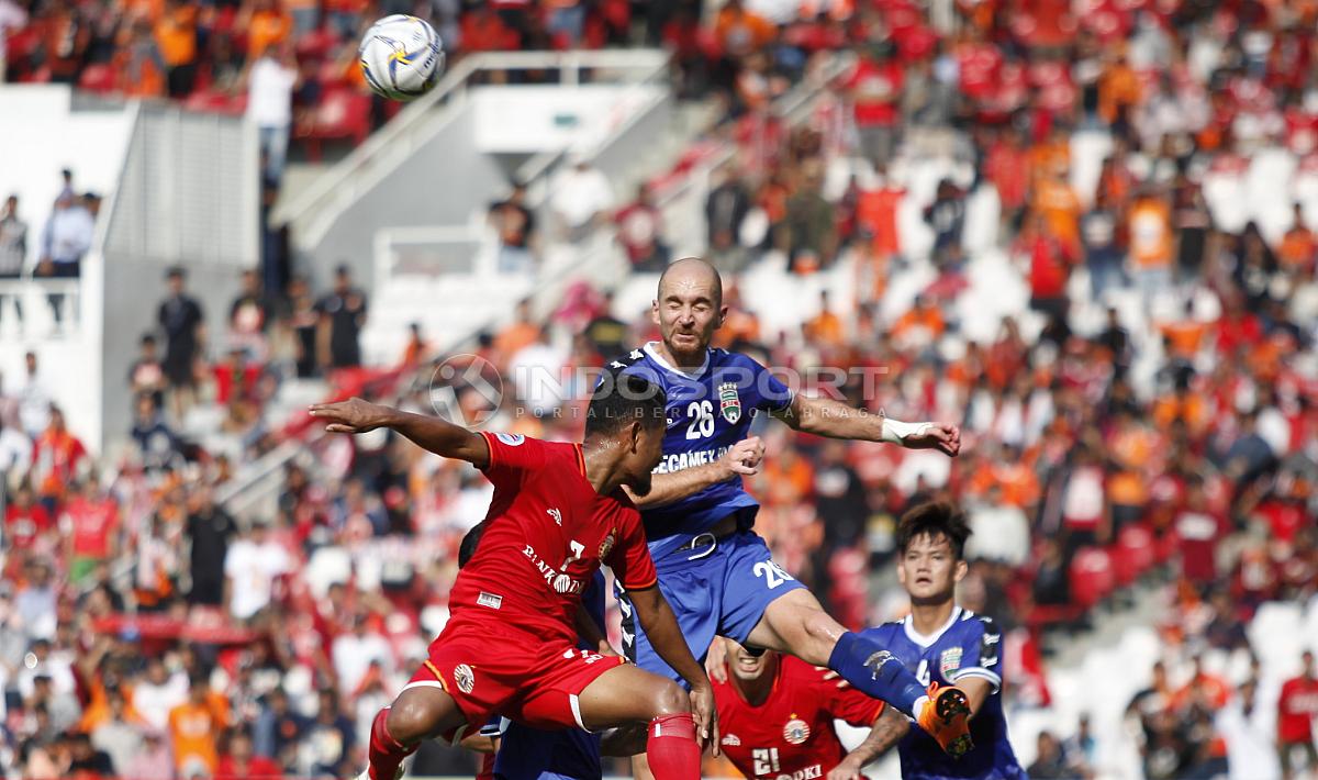 Para pemain Persija mencoba memanfaatkan peluang melalui tendangan sudut ke arah gawang Becamex Binh Duong pada laga perdana Piala AFC 2019 grup G di stadion GBK, Selasa (26/02/18). Copyright: Herry Ibrahim/INDOSPORT