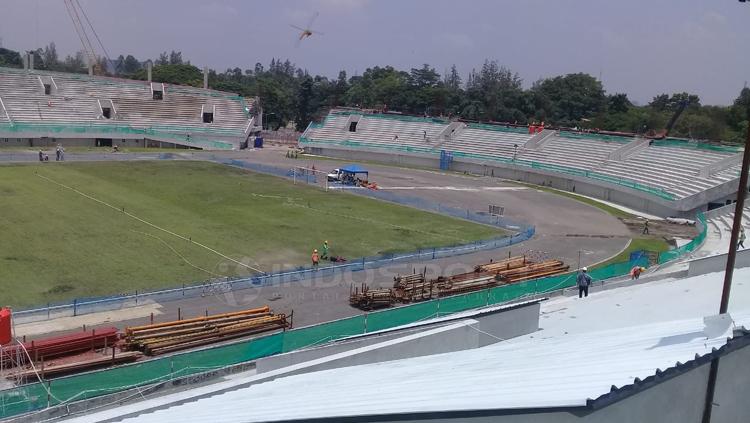 Progres pembangunan Stadion Manahan Copyright: Ronald Seger/INDOSPORT