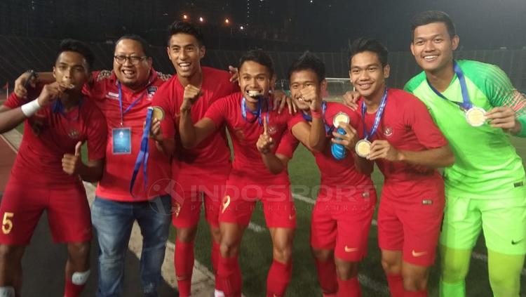 Penggawa Timnas Indonesia melakukan selebrasi usai menerima medali.
