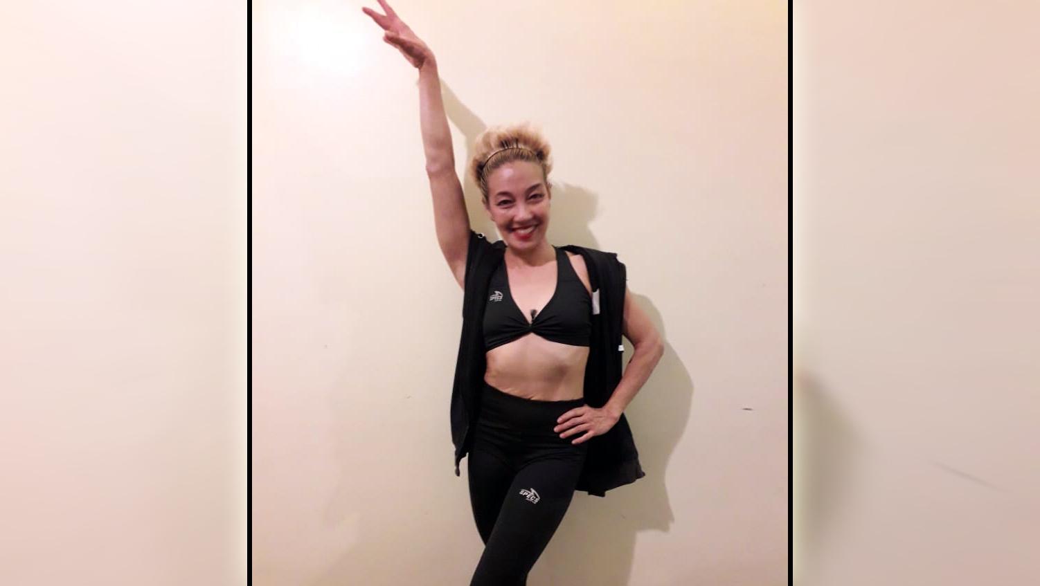 Sebagai instruktur senam aerobic, artis senior Vicky Burki dikira masih ABG saat lincah memamerkan kepiawiannya melakukan tarian tiang atau pole dance. - INDOSPORT