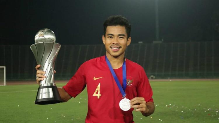 Pemain Timnas Indonesia U-22, Nurhidayat Haji Haris dengan trofi Piala AFF U-22 2019. Copyright: Instagram/Nurhidayat Haris