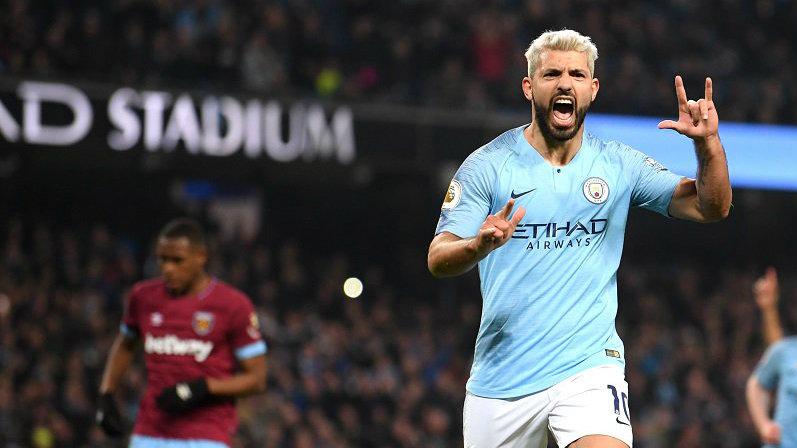 Sergio Aguero usai cetak gol penalti ke gawang West Ham, Kamis (28/02/19). Copyright: Goal