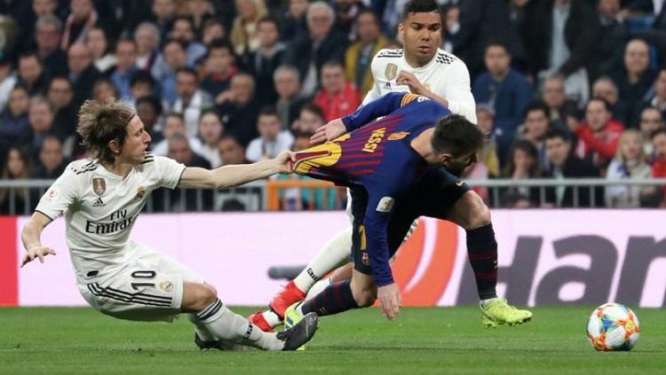 Luka Modric menarik kostum Lionel Messi